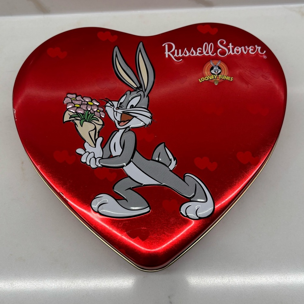 Russell Stover 2005 Bugs Bunny Looney Tunes Heart Shaped Valentine’s Day Tin